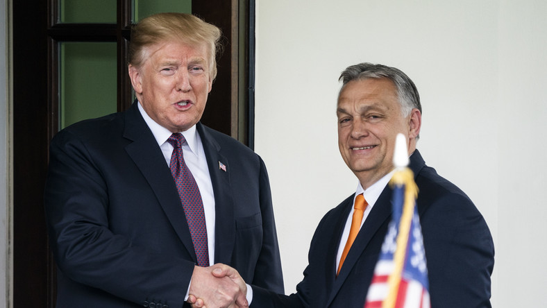 Prezydent USA Donald Trump pochwalił wczoraj premiera Węgier Viktora Orbana za jego zaangażowanie w ochronę bezpieczeństwa swojego kraju. Orban oświadczył zaś, że celem jego wizyty w USA jest rozwinięcie strategicznego sojuszu między Waszyngtonem a Budapesztem.