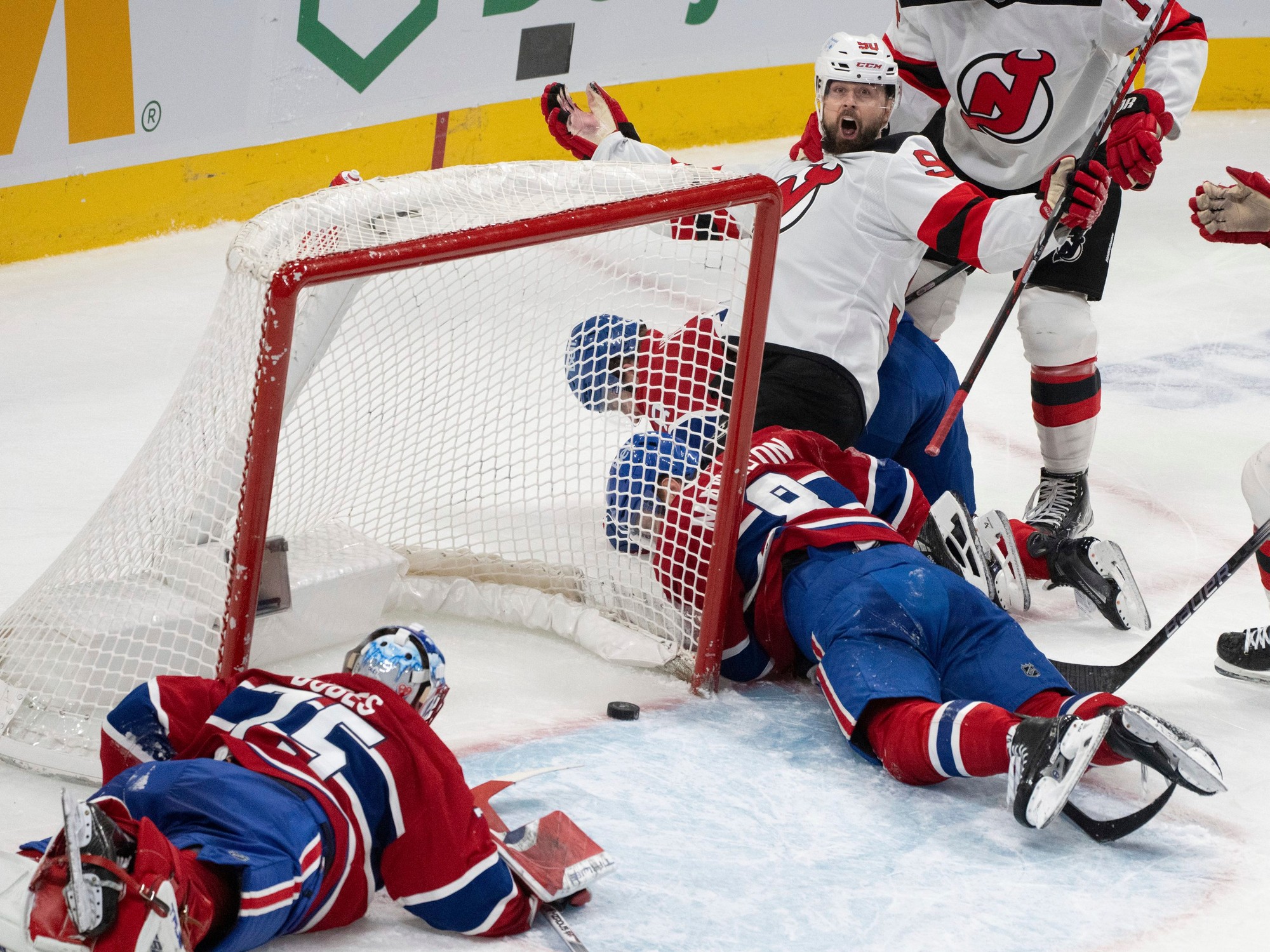 Slovenský hokejista Tomáš Tatar (New Jersey Devils) oslavuje gól.
