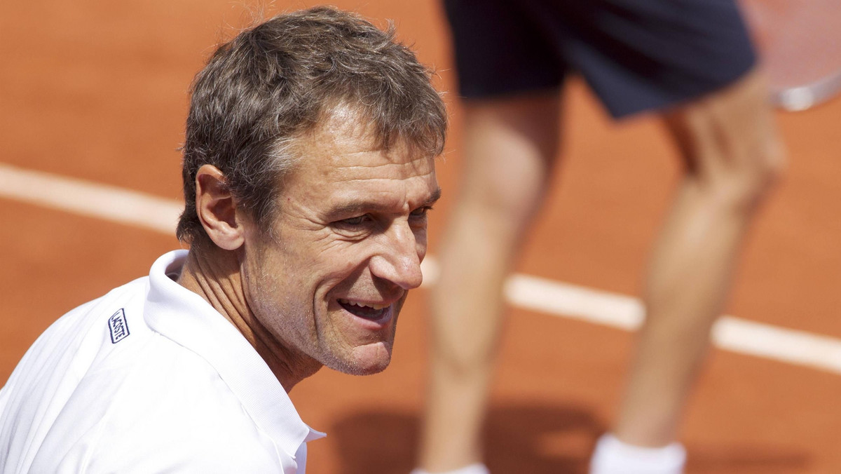 Szwed w karierze wygrał siedem imprez wielkoszlemowych, a od wielu lat jest znanym ekspertem. Mats Wilander w swoim programie w Eurosporcie odniósł się do wtorkowych wydarzeń na kortach w Paryżu. Mecze przegrały faworyzowane Agnieszka Radwańska i Simona Halep. Obie tenisistki narzekały na fatalne warunki, w których musiały wyjść na plac gry.