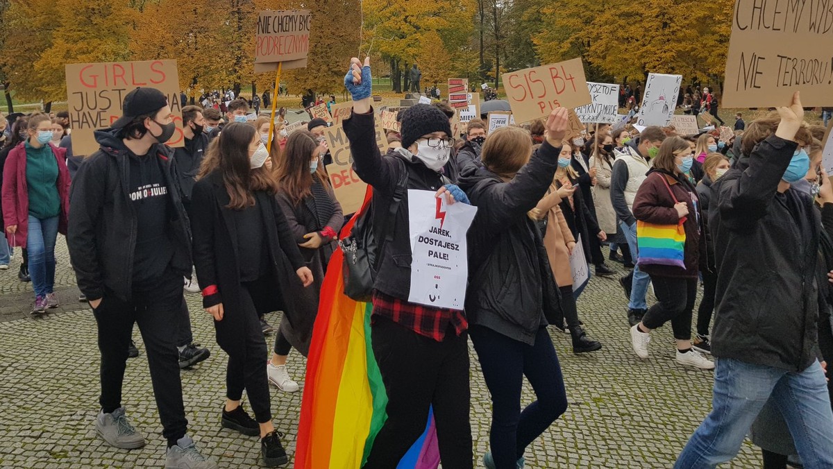 Protest kobiet: profesorka o symbolu strajku kobiet: to znak SS