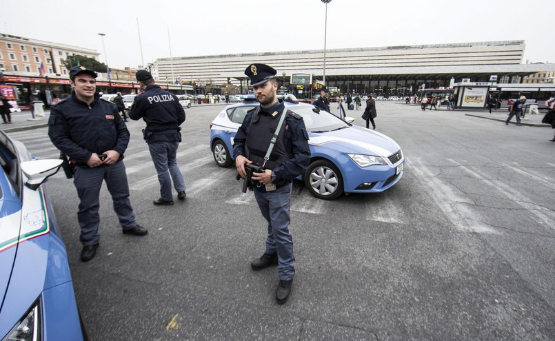 Włoscy policjanci przed dworcem kolejowym w Rzymie