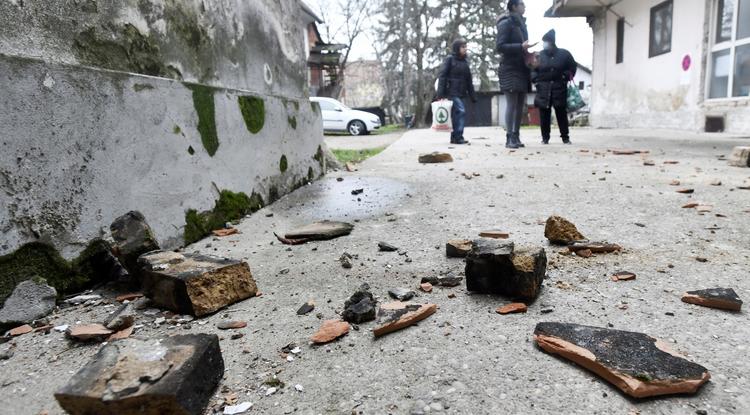 A kedd hajnali horvát földrengés okozta törmelékek