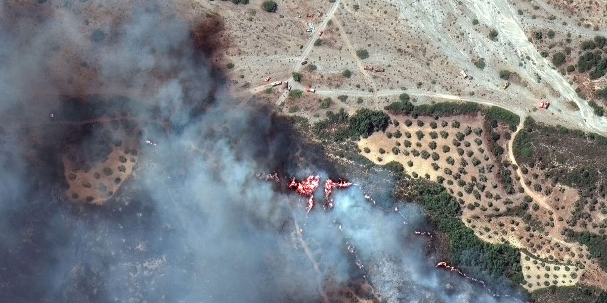 Pożary w Grecji. Zdjęcie satelitarne pokazuje ekipy strażackie w pobliżu linii ognia na Rodos, 24 lipca 2023 r.