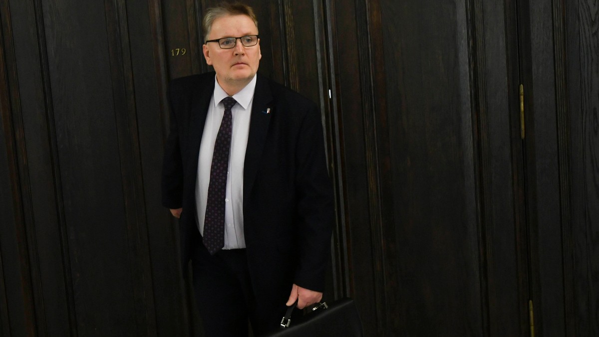 Senator Waldemar Bonkowski decyzją prezesa partii Jarosława Kaczyńskiego został zawieszony w prawach członka PiS i klubu parlamentarnego PiS – poinformował dziś rzecznik partii. Sprawa ma związek z kontrowersyjnymi wpisami senatora w mediach społecznościowych.