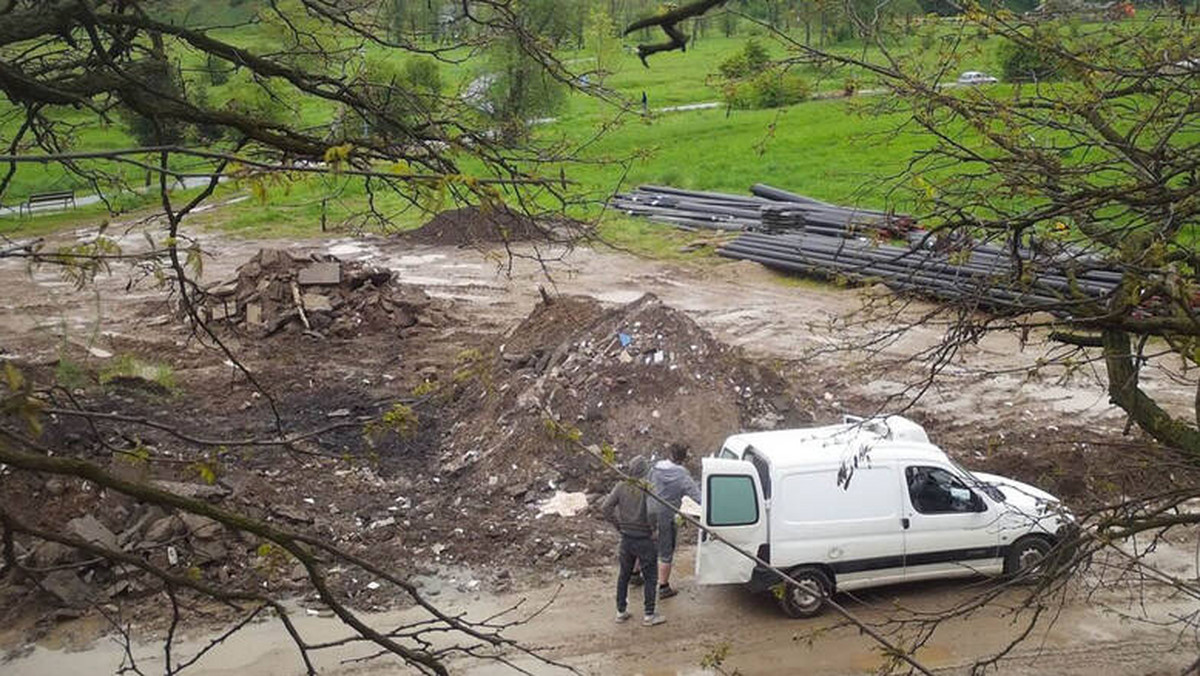 Nowy Targ. Fotopułapka zrobiła zdjęcie osobo nielegalnie wyrzucającym śmieci przy rzece