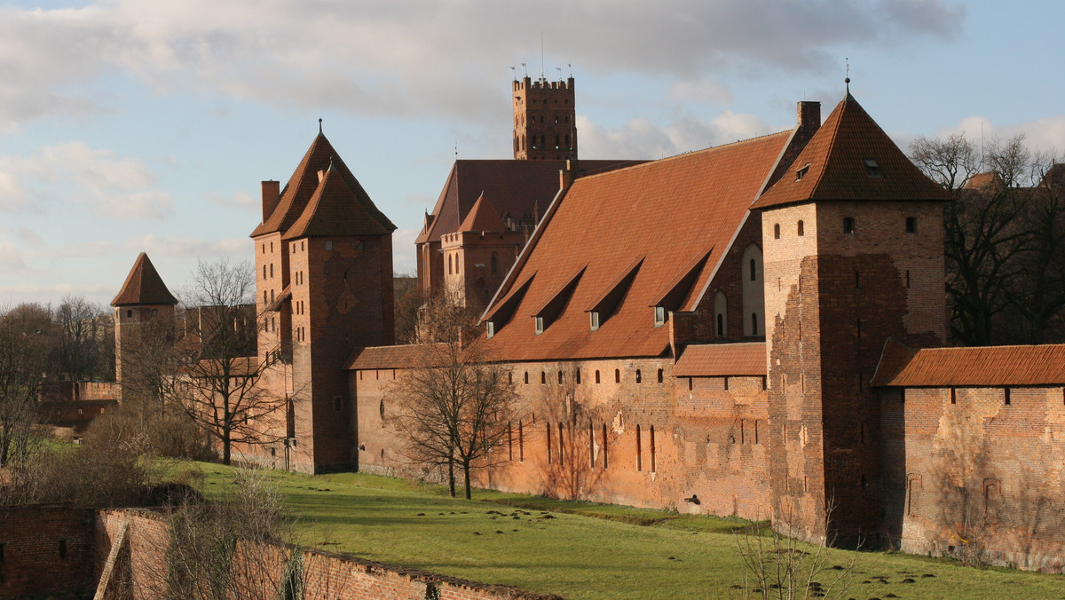 "Tajemnice Zamku Malbork" to nowa rodzinna trasa turystyczna, dzięki której dzieci odczytują łacińskie hasła, są pasowani na odkrywcę, poznają tajniki bicia monet i obróbki bursztynu. Trasa funkcjonować będzie do końca sierpnia, we wrześniu - w weekendy.