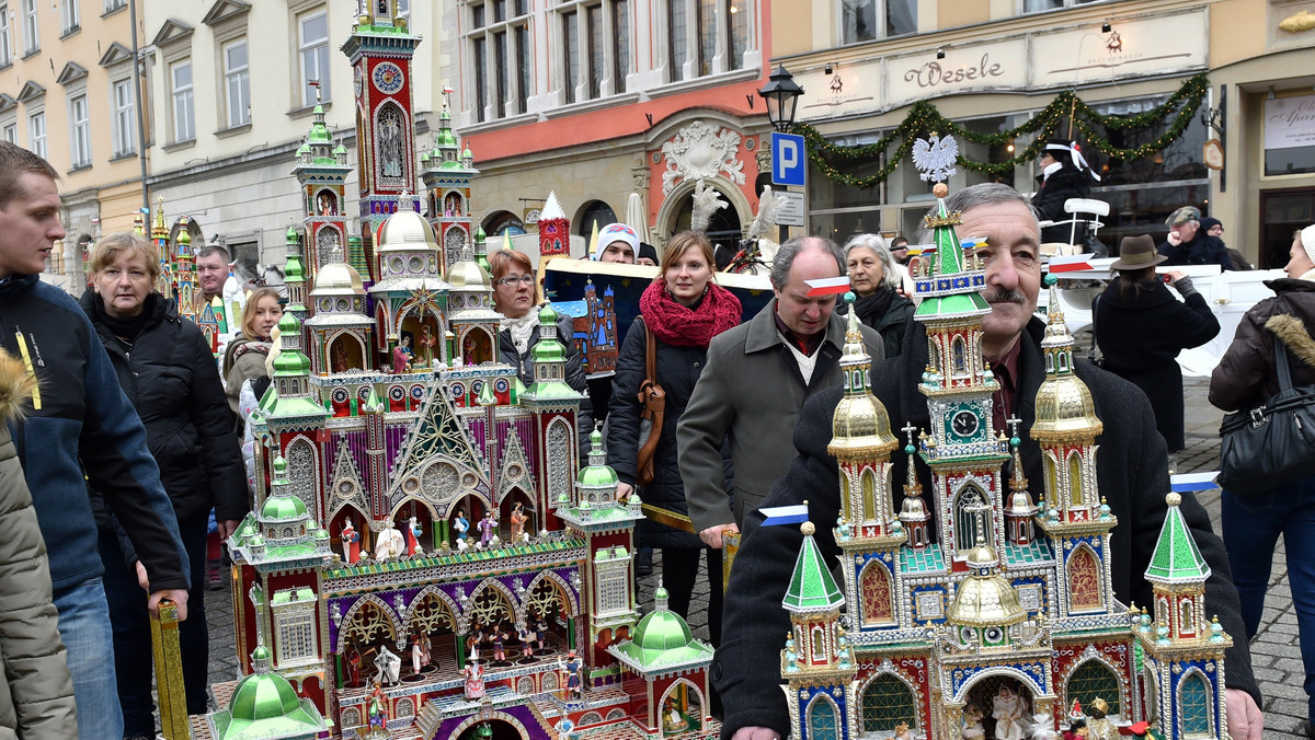 187 szopek zgłoszono dziś w tegorocznym 73. Konkursie Szopek Krakowskich. Zgodnie z tradycją, w pierwszy czwartek grudnia twórcy przynieśli przed południem swoje dzieła na Rynek krakowski pod pomnik Adama Mickiewicza.