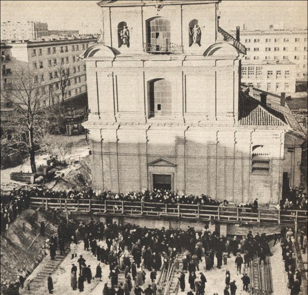 Przesunięcie kościoła Narodzenia NMP w Warszawie. 60 lat temu dokonano niezwykłej operacji.