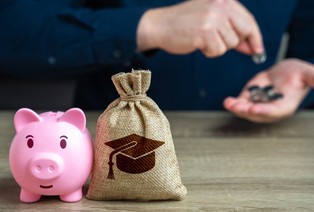 Mniej biurokracji, więcej pieniędzy. Sejm przyjął poprawki Senatu dot. funduszy na stypendia