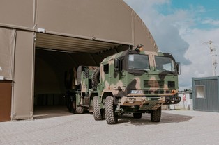 Polskie wyrzutnie rakiet w pośpiechu opuściły koszary. K239, M142 i NSM w akcji