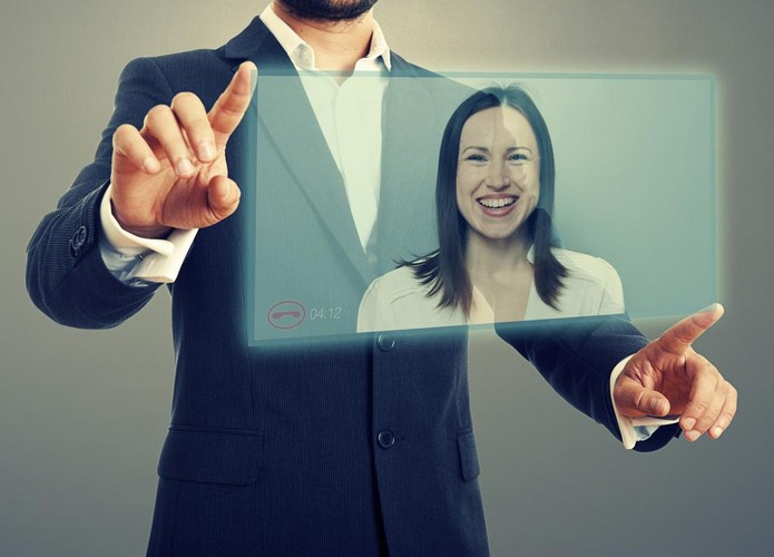 Strategii poszukiwania pracy za granicą jest wiele. Jeśli pracę załatwiamy sobie przy pomocy naszych znajomych, którzy dodatkowo udzielą nam noclegu, sprawa wydaje się prostsza. <br> Gdy jednak zdecydujemy się jechać „w ciemno” i dopiero na miejscu szukać zajęcia, musimy pamiętać o kilku sprawach. Po pierwsze, należy założyć, że będziemy szukać pracy przez 3 miesiące – okres, który w tym kontekście jest uznawany za naturalny czas niezbędny do znalezienie zajęcia. Warto w związku z tym zabezpieczyć na ten czas środki finansowe i miejsce zamieszkania jeszcze przed wyjazdem. Co więcej, przed wyjazdem powinno się także poznać koszty życia w danym kraju, aby uniknąć nieprzyjemnych niespodzianek. Życie w niektórych krajach, takich jak np. Norwegia, do najtańszych nie należy. <br>
Gdy zdecydujemy się szukać pracy jeszcze z Polski, wówczas nieodzownym narzędziem pozostaje Internet. Warto przeglądać ogłoszenia o pracę na lokalnych portalach związanych z miejscem, do którego mamy zamiar wyjechać. Można także skorzystać z agencji pośrednictwa pracy.