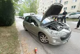 Z auta na parkingu zaczął wydobywać się dym. Policjant na urlopie w porę zareagował