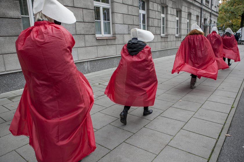 Bunt podręcznych przed siedzibą Trybunału Konstytucyjnego