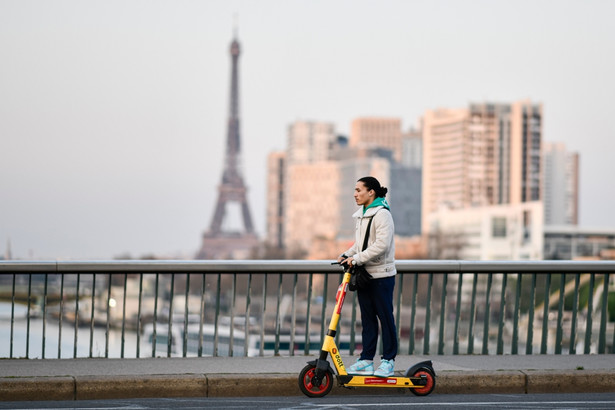 Paryż pierwszą europejską stolicą bez elektrycznych hulajnóg