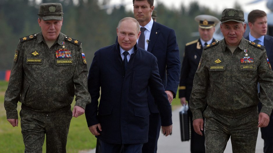 Prezydent Putin w towarzystwie wojskowych podczas ćwiczeń Zapad-2021