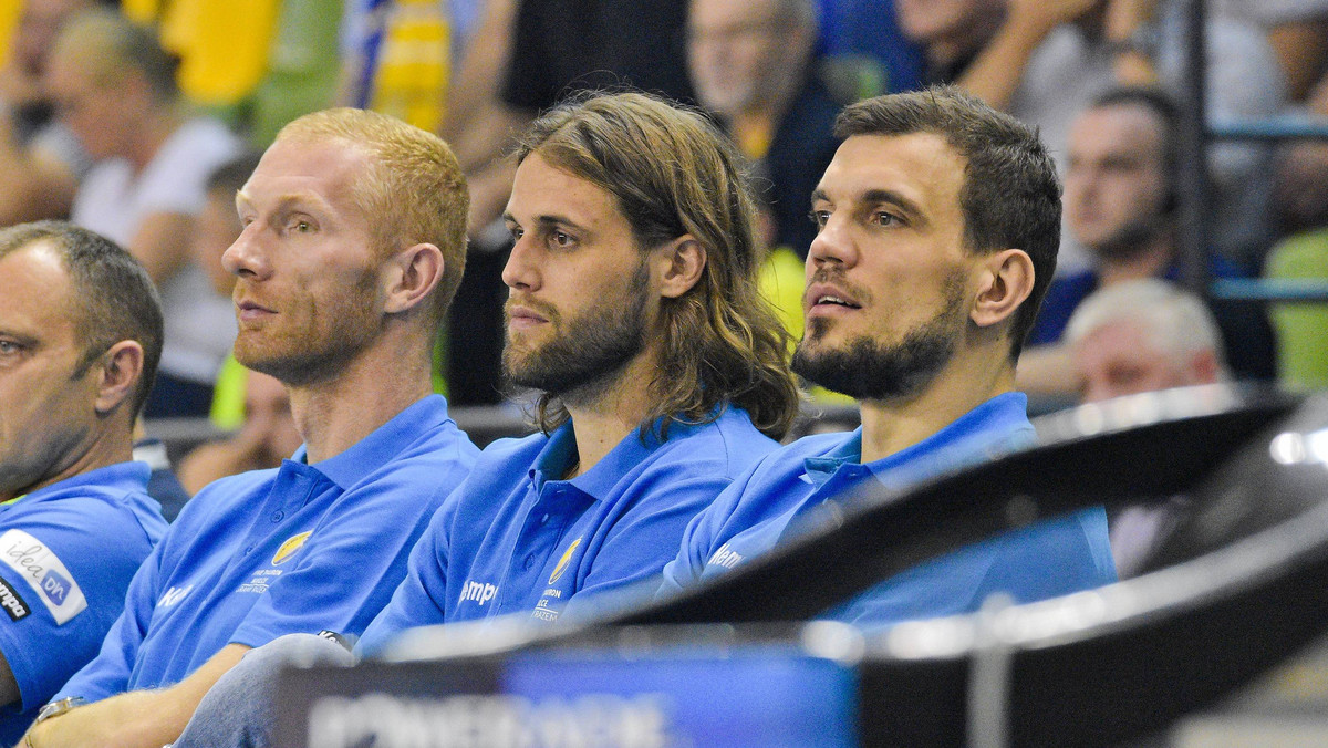 W rozegranym awansem meczu PGNiG Superligi Vive Tauron Kielce pokonał Stal Mielec 35:23 (19:10). Michał Jurecki wróci do gry za, minimum pięć tygodni.