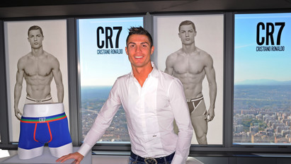 Marad a 7-es: Ronaldo megtartja brutális milliárdokat érő mezszámát