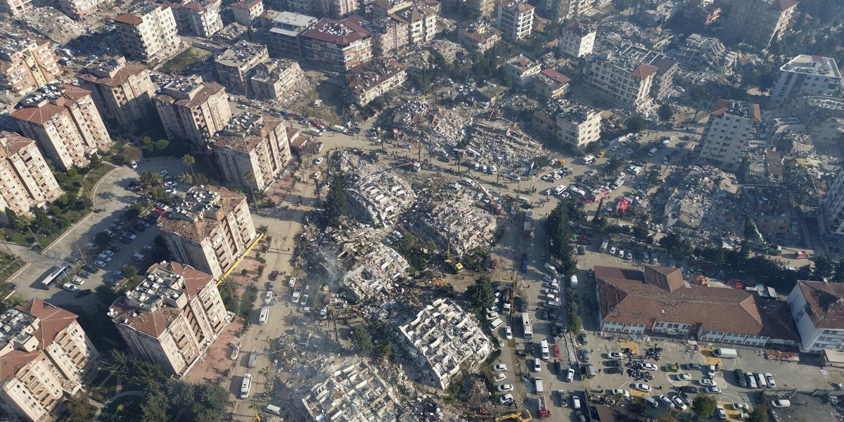 Zdjęcie lotnicze przedstawiające zniszczenia w centrum miasta Hatay w południowej Turcji.