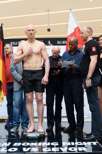 Krzysztof 'Diablo' Włodarczyk i Noel Gevor podczas oficjalnej ceremonii ważenia przed galą bokserską Poznań Boxing Night