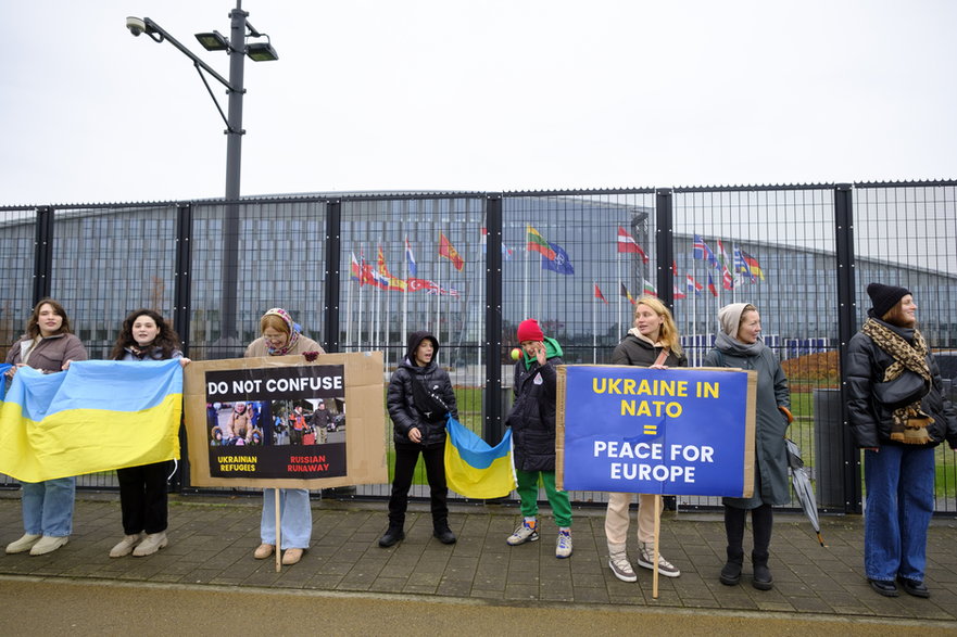 Protestujący przed siedzibą NATO żądają członkostwa Ukrainy w sojuszu, Bruksela, 27 listopada 2022 r.