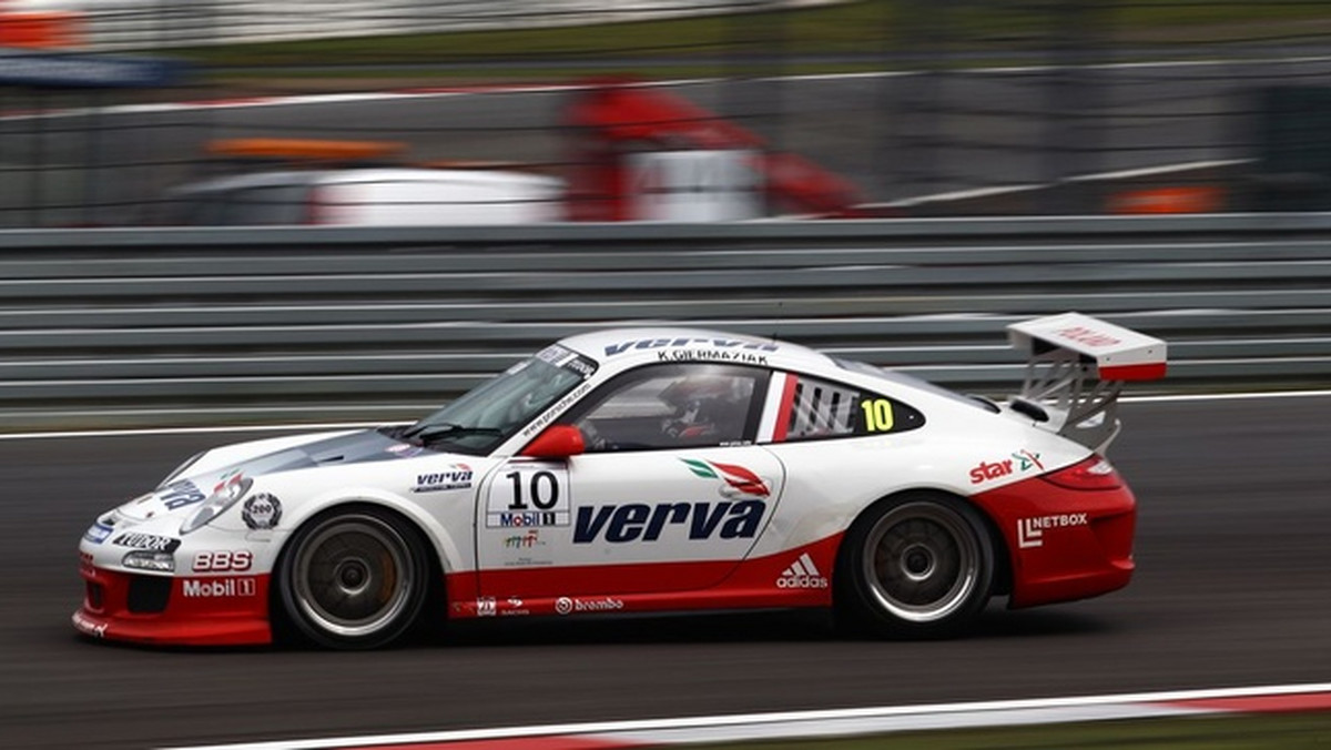 Jakub Giermaziak zajął drugie miejsce w wyścigu na torze Silverstone serii Porsche Supercup. Polski kierowca zespołu Verva Racing na ostatnich okrążeniach odpierał ataki Earla Bambera, który zagraża mu w klasyfikacji generalnej. Dzięki drugiej pozycji Giermaziak powiększył przewagę nad kierowcą z Nowej Zelandii i utrzymał pozycję lidera.