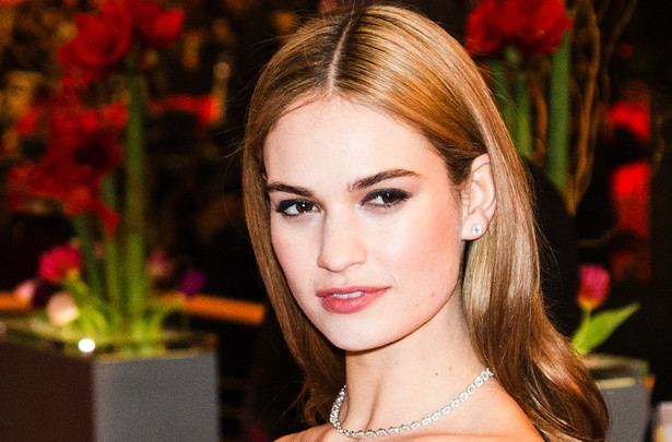 Lily James całuje niemieckiego oficera