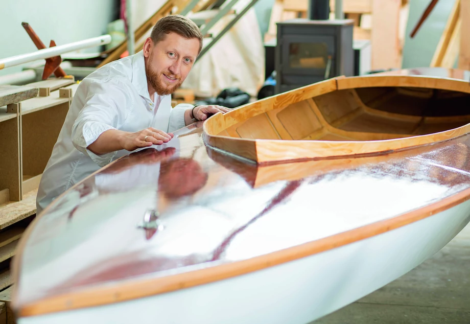 Rafał Śmierzyński buduje własny jacht. Chce nim pływać z synami po mazurskich jeziorach. Jak mówi, żagle to doskonały sposób spędzania czasu z rodziną