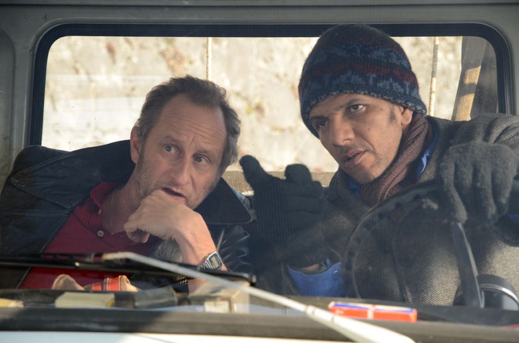 Cena sławy, reż. Xavier Beauvois
<br><br>
Koniec lat 70. Oszust Eddy (Benoit Poelvoorde) wychodzi z więzienia po odsiadce za drobne przestępstwa. Na zewnątrz czeka na niego stary kumpel Osman (Roschdy Zem). Pozwala, by Eddy zatrzymał się u niego, a w zamian zaopiekował się jego 7-letnią córką Samirą, której matka przebywa w szpitalu. Zbliża się Boże Narodzenie. Eddy, chcąc pomóc przyjacielowi, zdobyć pieniądze na leczenie żony i przywrócić dziewczynce matkę, wpada na szalony pomysł. Zainspirowany telewizyjną informacją o śmierci Charliego Chaplina oraz niewyobrażalnym majątku, jaki pozostawił po sobie, postanawia wykraść trumnę z ciałem aktora i zażądać okupu od jego rodziny.