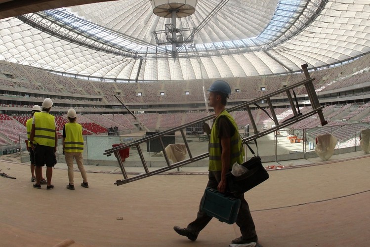 3. Kolejna duża wpadka wyszła na jaw w <b>listopadzie 2011 roku</b>. Okazało się, że fani sportu mają dużo bardziej analityczny umysły niż architekci i inżynierowie. W logiczną całość nie łączyły im się dwa fakty. Stadion budowano z myślą o ponad 50 tysiącach widzów. Miejsc na parkingu miało być tylko 1765.