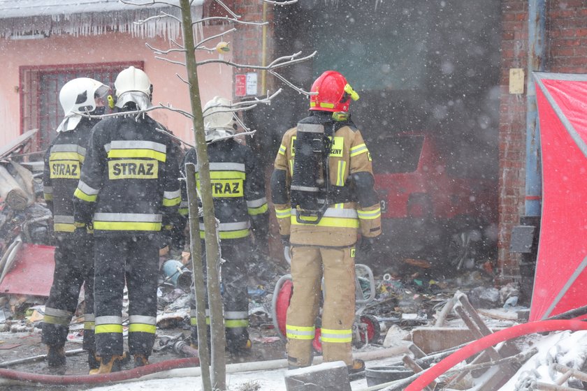 Ta scena wzrusza do łez. Seniorka przyszła do zapracowanych strażaków z kawą