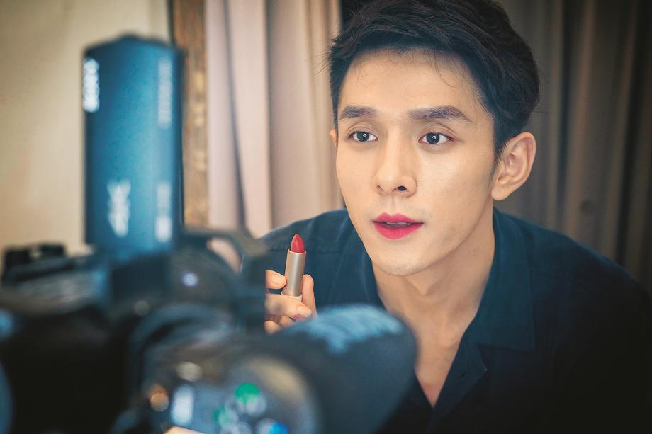 27-letni Lipstick King,  najgorętszy bloger kosmetyczny w Chinach, sprzedał 15 tys. szminek w 5 minut podczas transmisji na żywo, pokonując założyciela Alibaby Jacka Ma (Alibaba 11.11 Global Shopping Festival 2018)