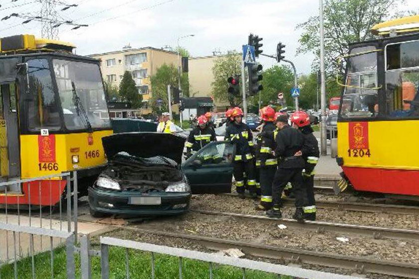 Tramwaj zmiażdżył peugeota na Mokotowie