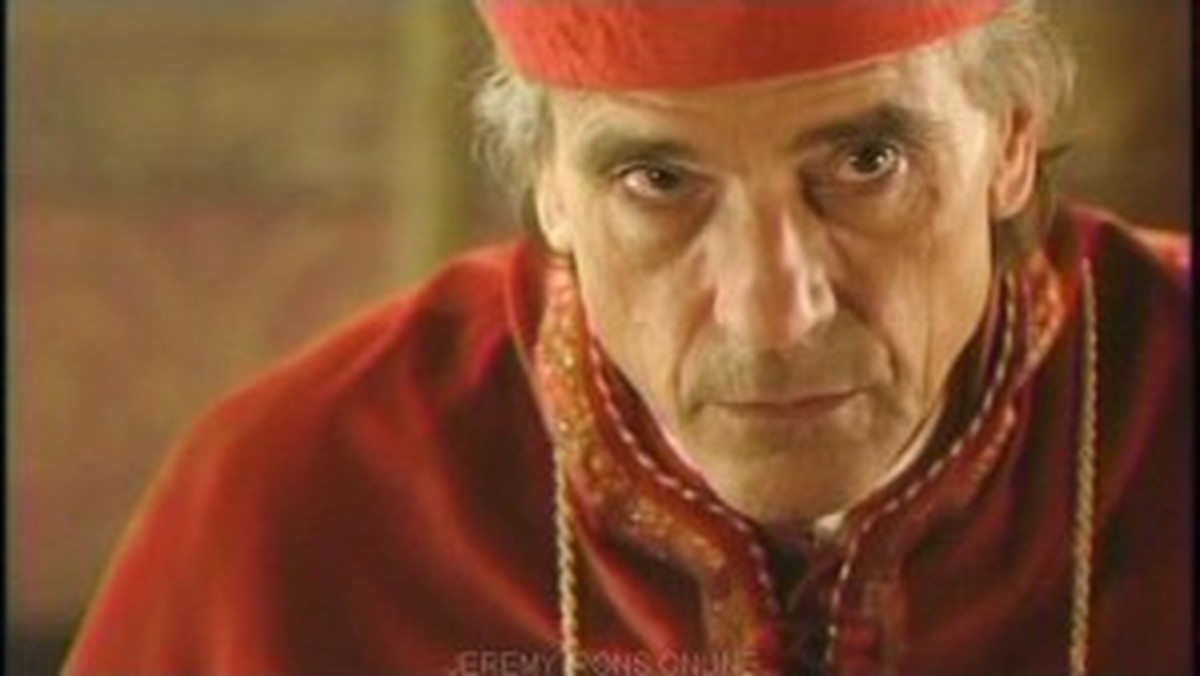 Jeremy Irons jest nałogowcem, który pali skręty. Zawsze nosi dwustronny skórzany kapciuch: w jednej kieszonce trzyma tytoń, w drugiej - ciemnobrązową bibułkę, którą uwielbiają Brytyjczycy.