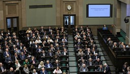 PiS wspiera Arkę Gdynia, Lecha Poznań i Cracovię Kraków. W tym celu w Sejmie powstał specjalny zespół