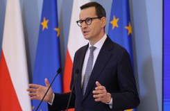 Morawiecki bije w Hołownię: Popcorn, show i igrzyska zamiast pracy
