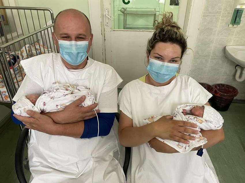 Inda i irina prvi put u rukama majke Marije i oca Đorđa Gaćeše