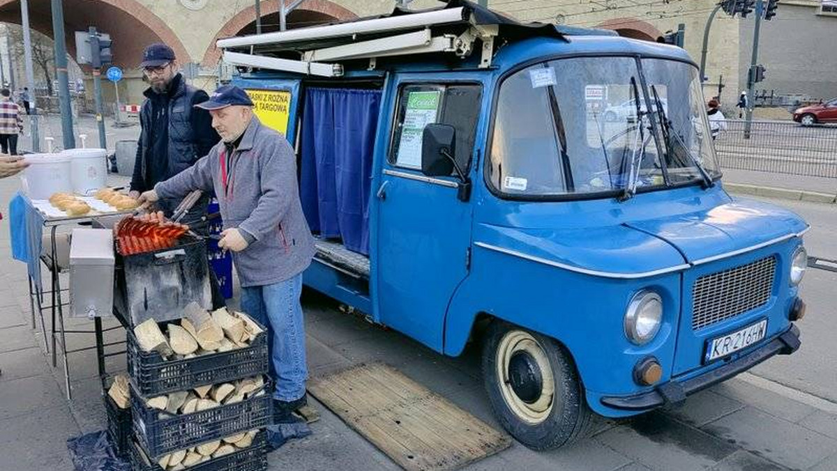 Kultowe krakowskie kiełbaski z nyski pod Halą Targową