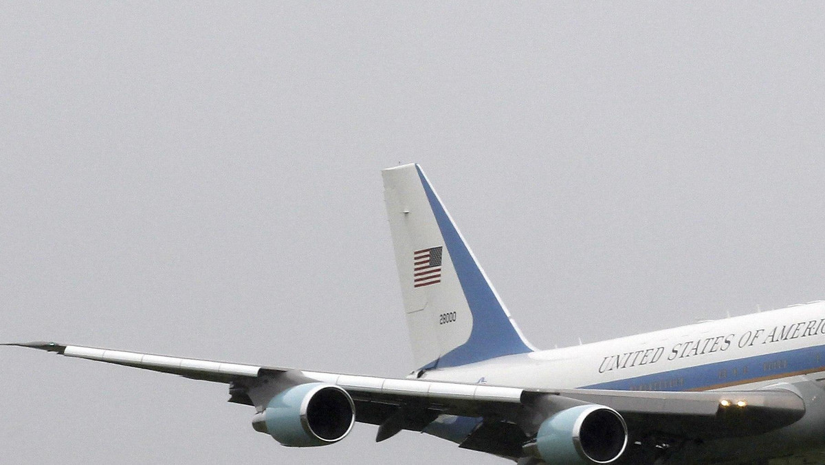 Air Force One z prezydentem USA Barackiem Obamą na pokładzie jest już w polskiej przestrzeni powietrznej - poinformowało MON. Tymczasem w Warszawie gwałtownie pogorszyła się pogoda. Nad stolicą zalega bardzo gruba warstwa chmur. Ok godz. 18 Air Force One z prezydentem USA na pokładzie ma wylądować na lotnisku Okęcie. Jak powiedział w TVN 24 meteorolog Wojciech Raczyński (TVN Meteo) prognozy są złe. - Silne porywy wiatru są niebezpieczne dla samolotu. To niebezpieczna sytuacja - podkreślił Raczyński.