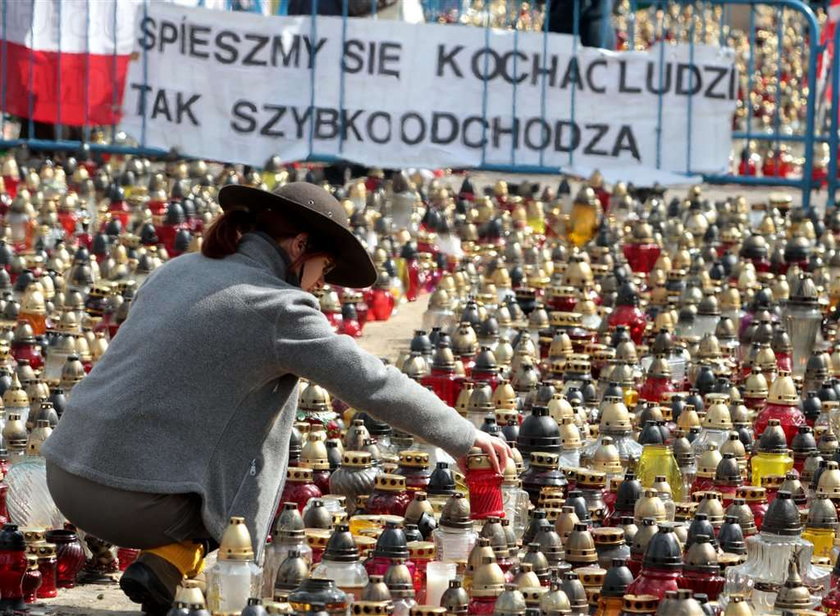 150 ciężarówek zniczy wywieziono sprzed Pałacu!