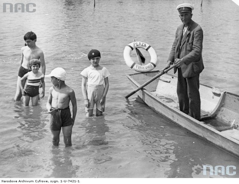 Dzieci przy plaży "Poniatówka" w Warszawie