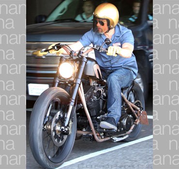 27882_brad-pitt-motorozik-sl-d00019EB0d1de8ab6c18e