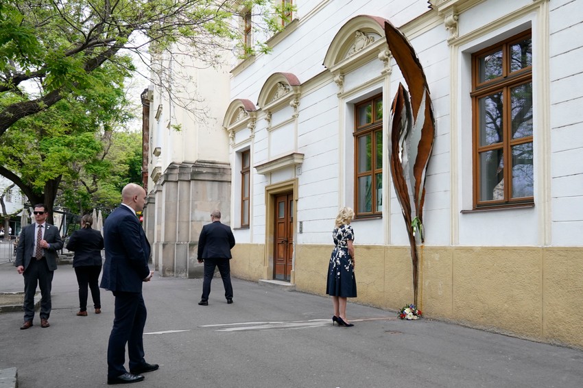 Džil Bajden u Slovačkoj polaže venac na memorijal ubijenog novinara Jana Kucijaka