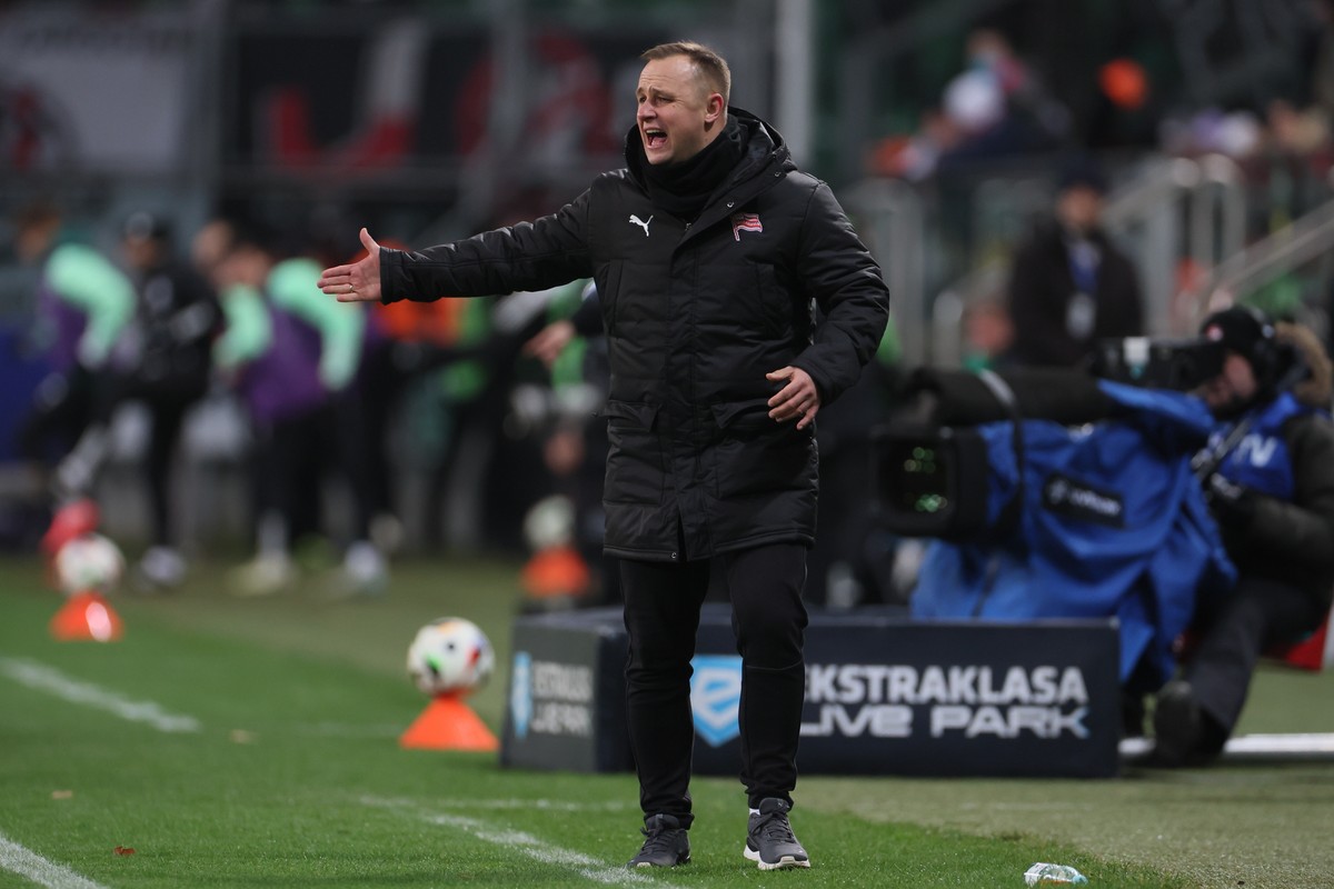 Trener Cracovii Dawid Kroczek podczas meczu 16. kolejki piłkarskiej Ekstraklasy z Legią Warszawa