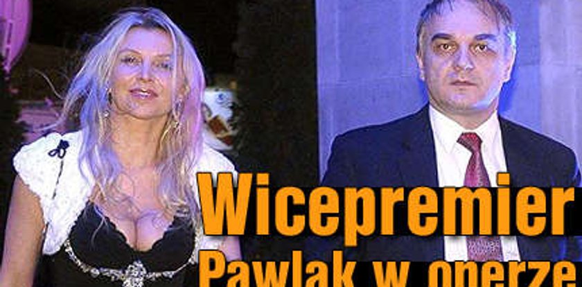 Wicepremier z seksi partnerką w operze!