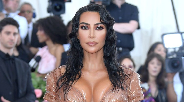 Kim Kardashian Thierry Mugler ruhájában a 2019-es MET-gálán