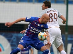 Piast ponad godzinę grał w '10', ale mimo osłabienia pokonał Zagłębie