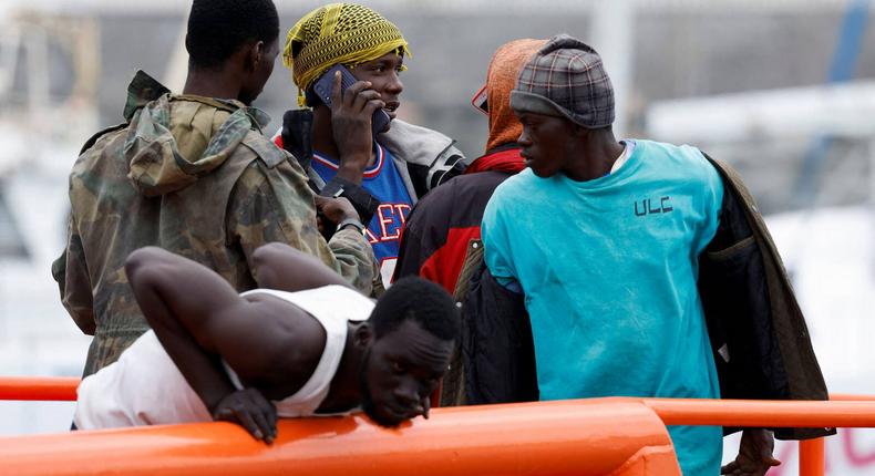 Des migrants sur un bateau des gardes cotes espagnols dans le port d'Arguineguin, sur l'archipel des Canaries, le 6 juin 2024. (Borja SuarezReuters)