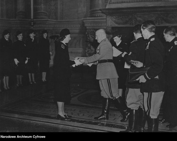 Benito Mussolini wręcza odznaczenia członkiniom faszystowskich związków kobiecych w Dniu Wierności