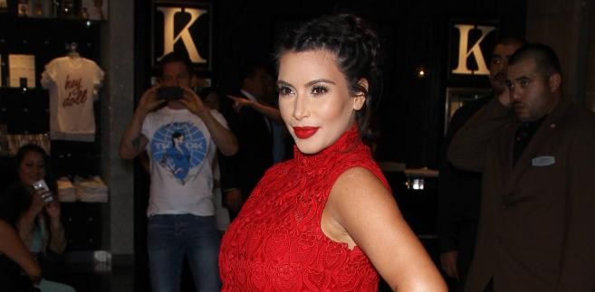 <b>Kim Kardashian</b>
<br>
<br>
Polskie gwiazdy, pomimo, że sprawnie radzą sobie w dziecięcym biznesie, nie dorównują jednak zachodnim celebrytom.
<br>
<br>
Ostatnio głośno było o narodzinach córki Kim Kardashian, gwiazdki znanej do tej pory głównie z rodzinnego reality show i porno taśmy. Amerykańskie media wyceniły potencjalne przychody, jakie celebrytka może osiągnąć z tytułu swojej ciąży, na szesnaście milionów dolarów.
<br>
<br>
Jeszcze zanim urodziła, Kim podpisała kontrakty na reklamowanie kremu na rozstępy oraz negocjowała z firmami, które pomogą jej pozbyć się 30 kg ciążowej nadwagi. Teraz Kardashian oraz ojciec jej dziecka, raper Jay-Z, liczą na zyski z reklam produktów dla dzieci oraz na pieniądze od tabloidów za sprzedaż rodzinnych zdjęć.
<br>
<br>
Wśród celebrytów popularne jest zwłaszcza pobieranie astronomicznych sum za pierwszą sesję zdjęciową ich dzieci. Absolutnymi rekordzistami są pod tym względem Angelina Jolie i Brad Pitt, którzy w 2008 roku sprzedali prawa do pierwszych zdjęć bliźniąt Vivienne Marcheline i Knox Leon magazynom People i Hello! za sumę 14 milionów dolarów. Kim i Jay-Z nie mogą jednak jeszcze konkurować z parą sławnych aktorów - ich najwyższa propozycja opiewała dotychczas na kwotę 3 mln dolarów.