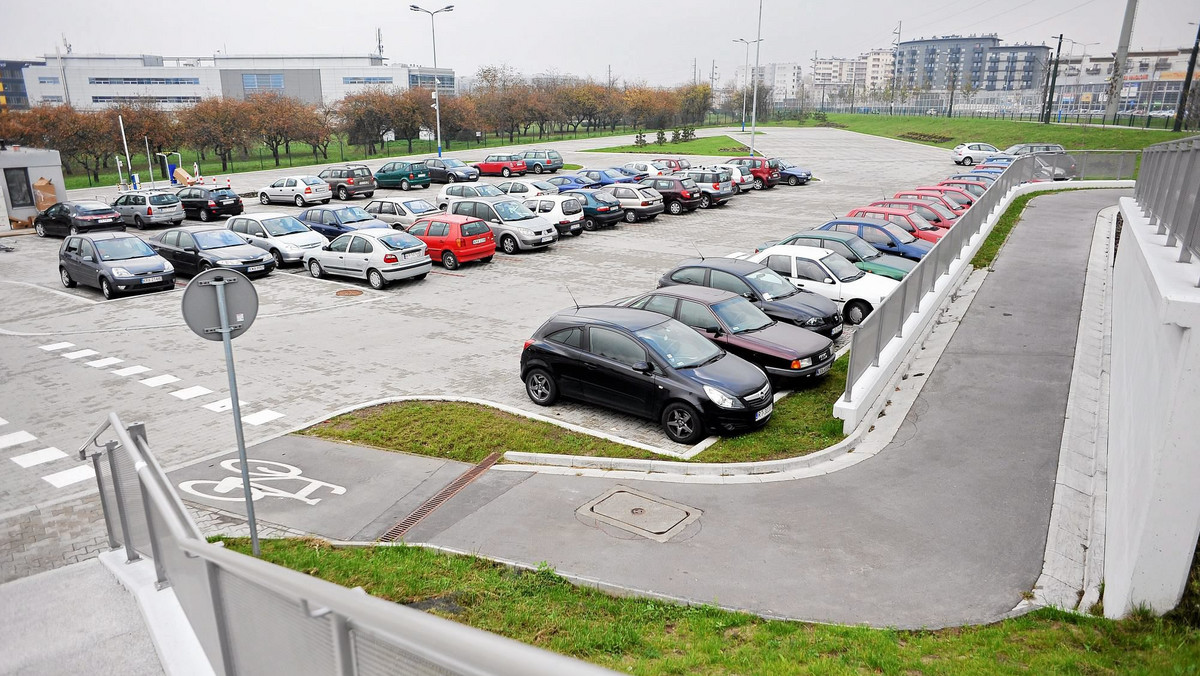Do grudnia przyszłego roku powstanie pierwszy w Tarnowie wielopoziomowy parking typu park&amp;ride, który pomieści 340 samochodów. Inwestycja, zlokalizowana po południowej stronie dworca PKP, dofinansowana zostanie ze środków unijnych.